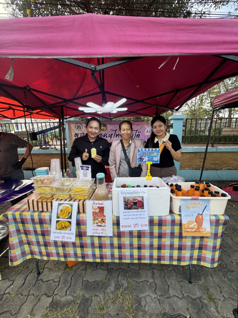 สพอ.เมืองปทุมธานี เยี่ยม OTOP กระตุ้นยอดขาย