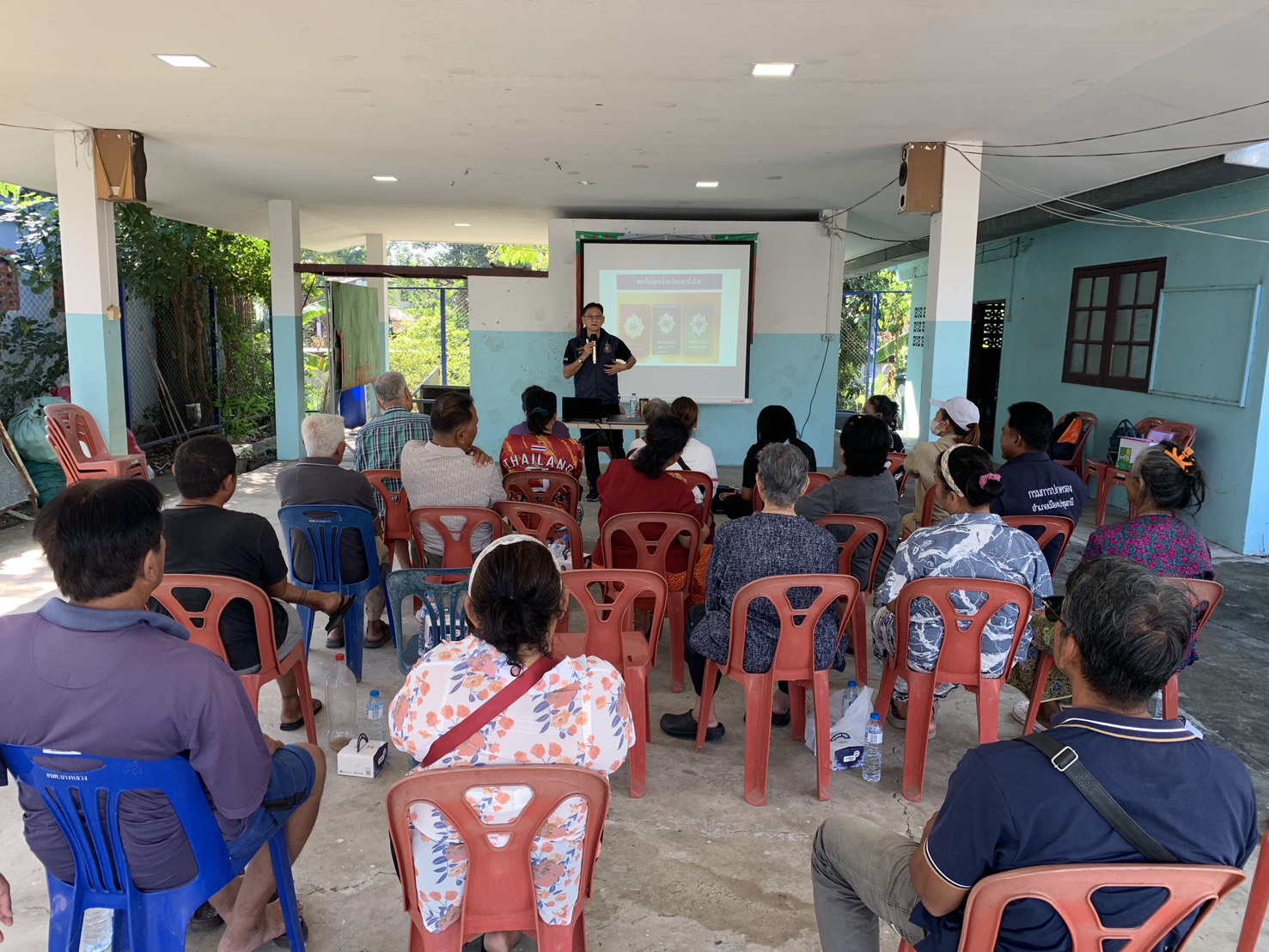 สพอ.เมืองปทุมธานี ดำเนินโครงการเตรียมความพร้อมหมู่บ้านแพร่ระบาดยาเสพติดพัฒนาสู่หมู่บ้านต้นกล้ากองทุนแม่ของแผ่นดิน