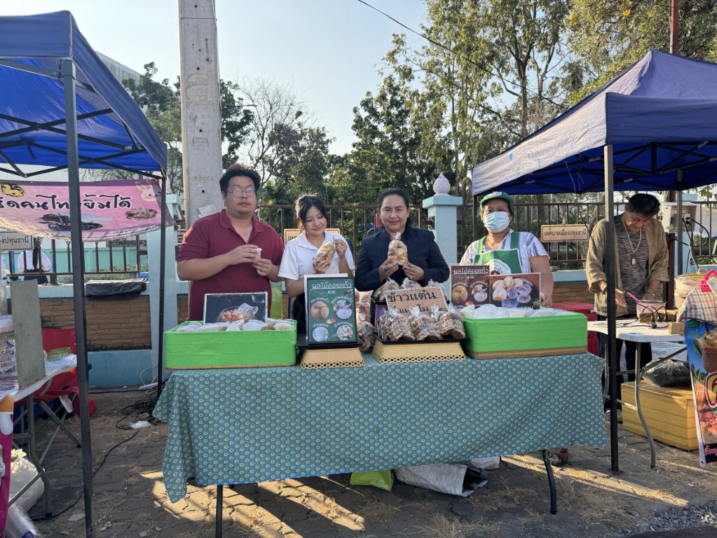 สพอ.เมืองปทุมธานี ตรวจเยี่ยมและให้กำลังใจผู้ประกอบการ OTOP ตลาดนัดเปิดท้ายอำเภอเมืองปทุมธานี